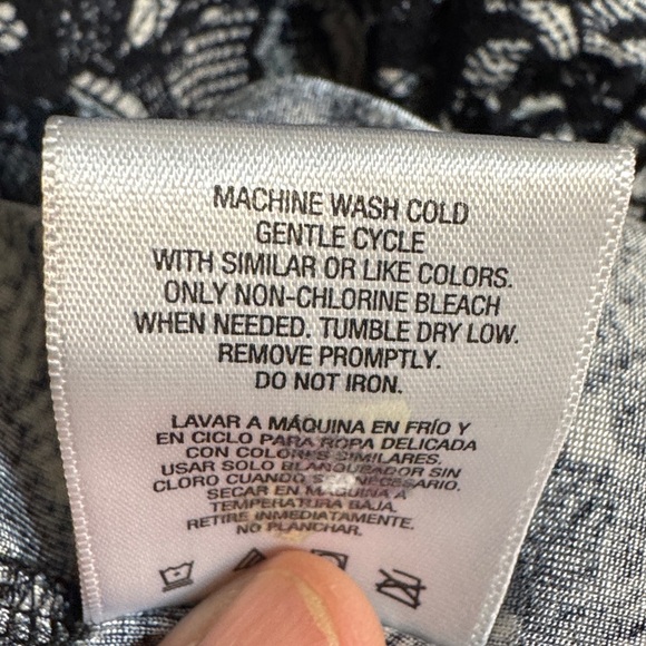 Jaclyn Smith Black and White Floral Lace Blouse - Picture 4 of 4